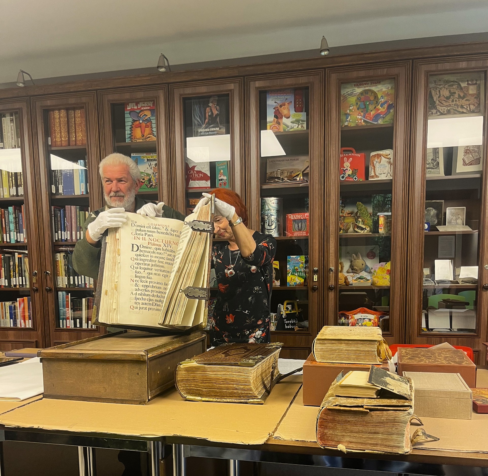 Pracownicy biblioteki prezentują księgę