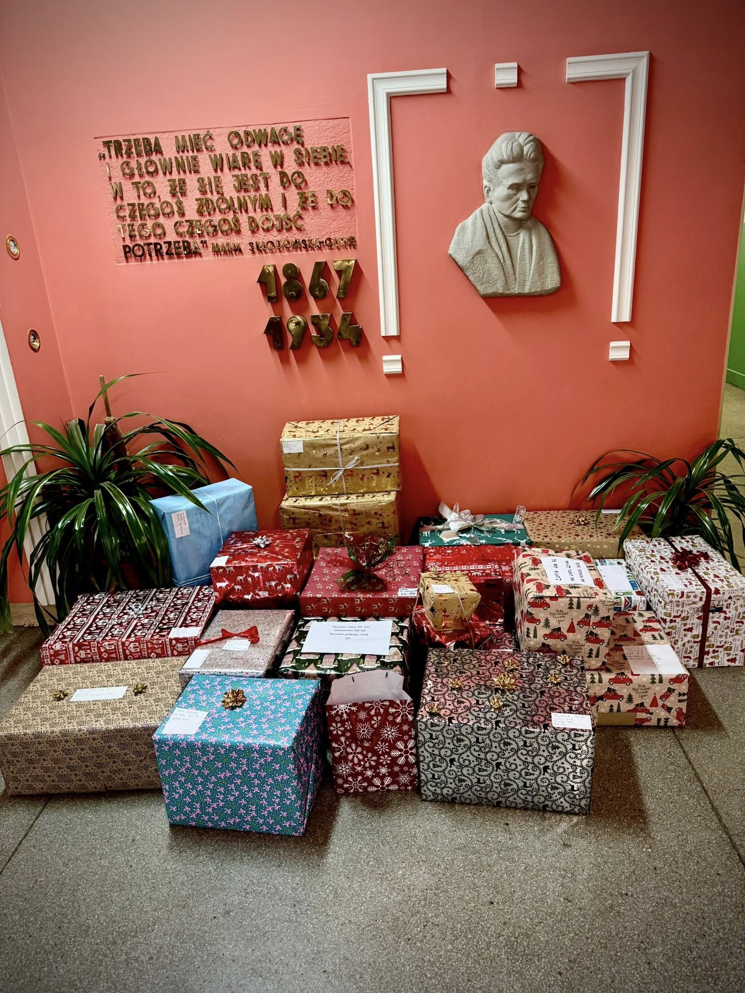 Paczki przygotowane przez uczni&oacute;w ustawione na korytarzu szk&oacute;ły