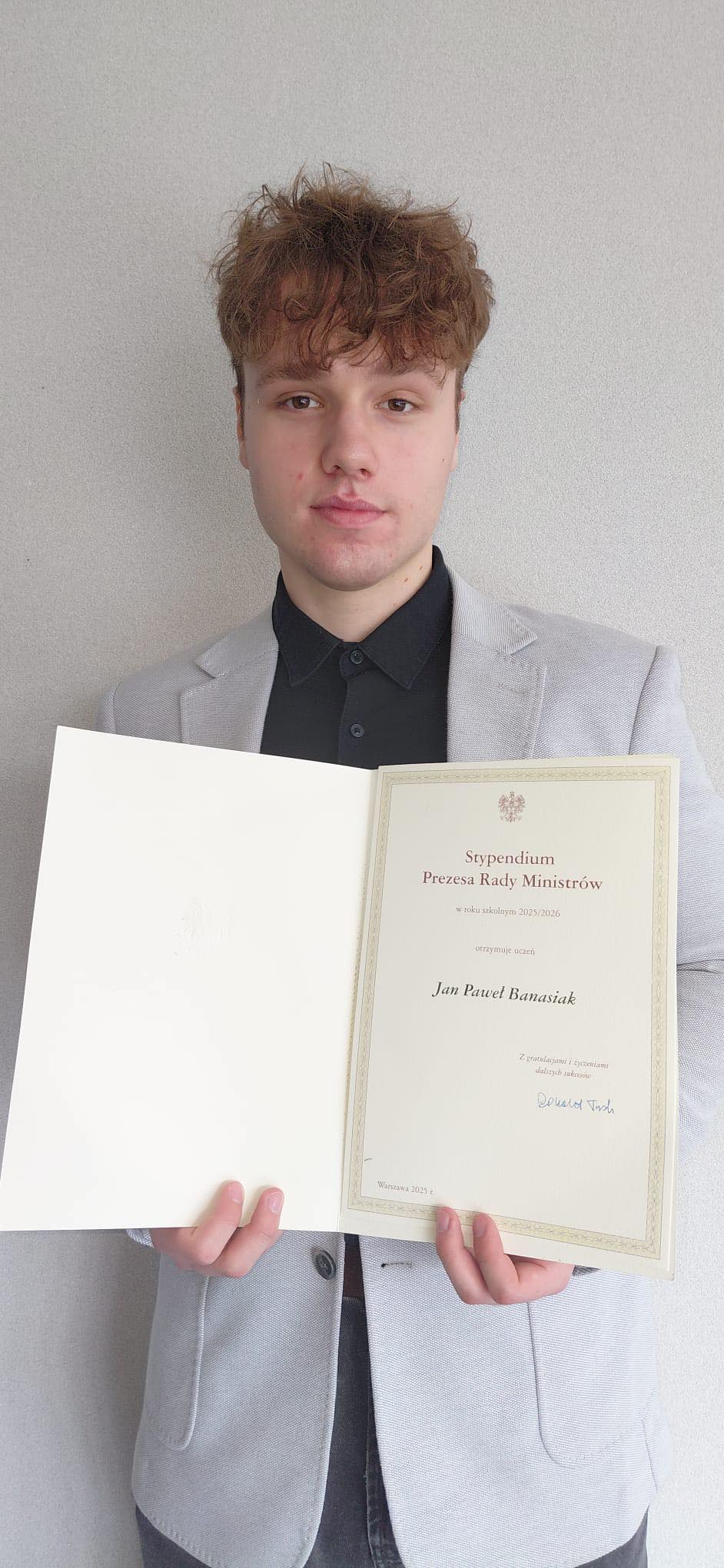 Uczeń trzymający dyplom