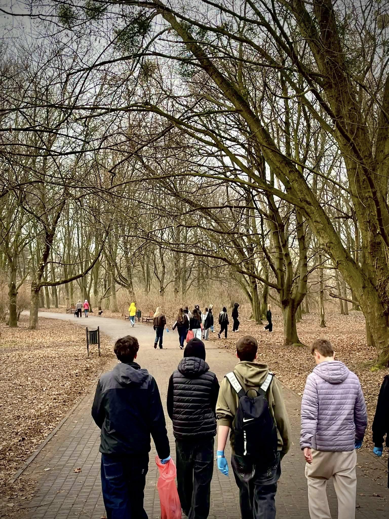 Uczniowie spacerujący po parku