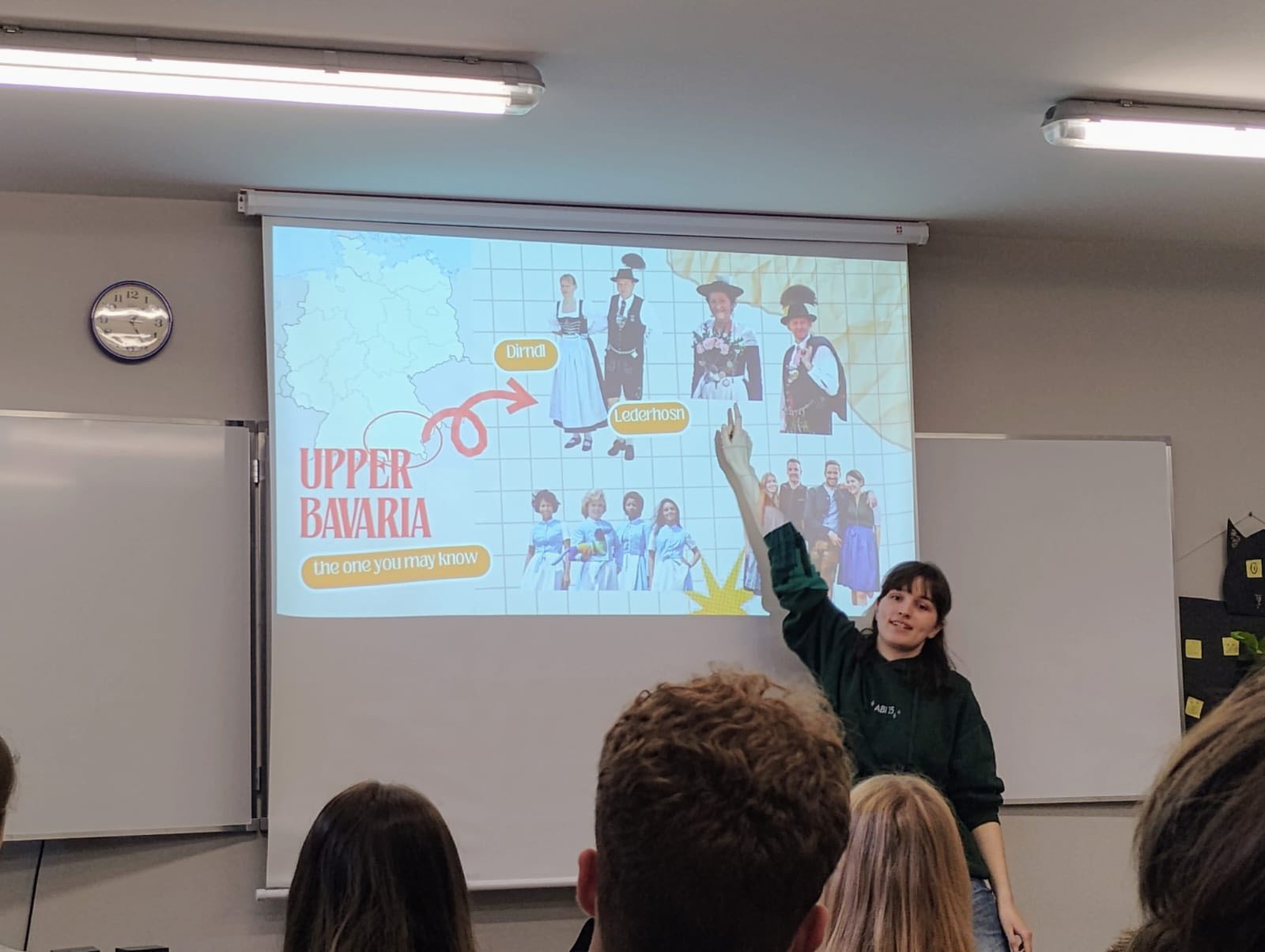 Sala wykładowa, wolontariuszka prowadzi lekcję