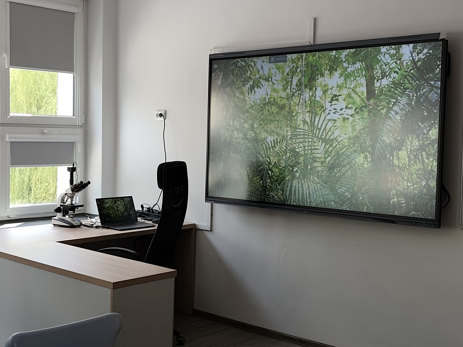 Zdjęcie tablicy multimedialnej w pracowni