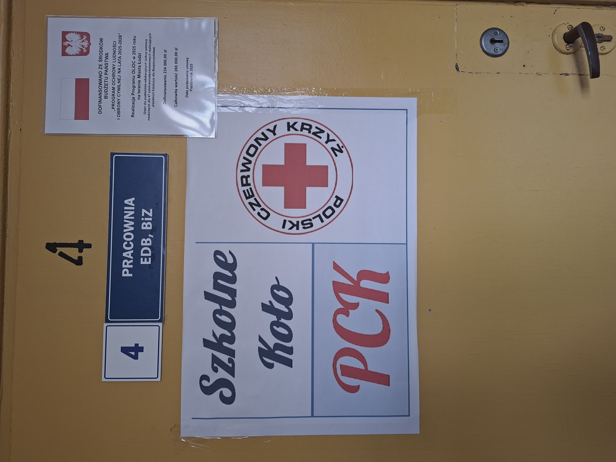 Informacja o projekcie umieszczona na drzwiach pracowni