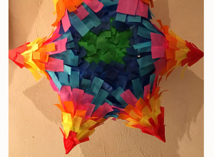 Konkurs na świąteczną piniatę.