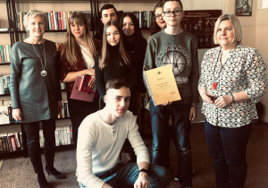 Laureaci konkursy pozujący do zdjęcia w bibliotece szkolnej