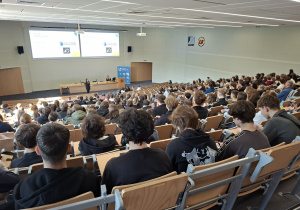 uczniowie siedzący w sali wykładowej